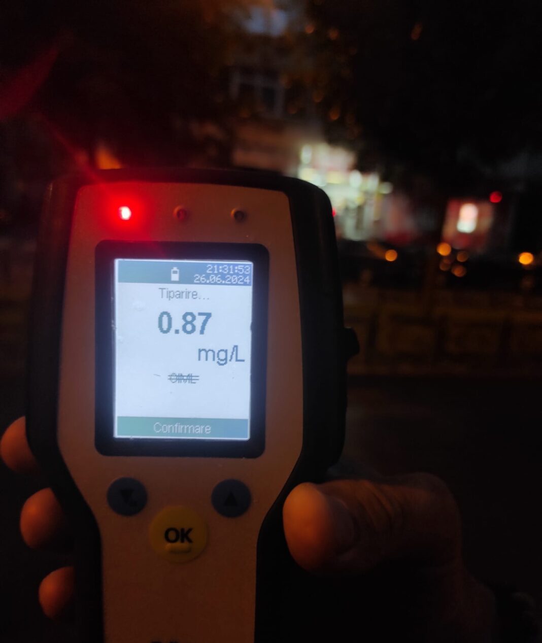 Bărbatul a fost testat cu aparatul alcooltest, care a indicat o concentraţie de 0.87 mg/l alcool pur în aerul expirat