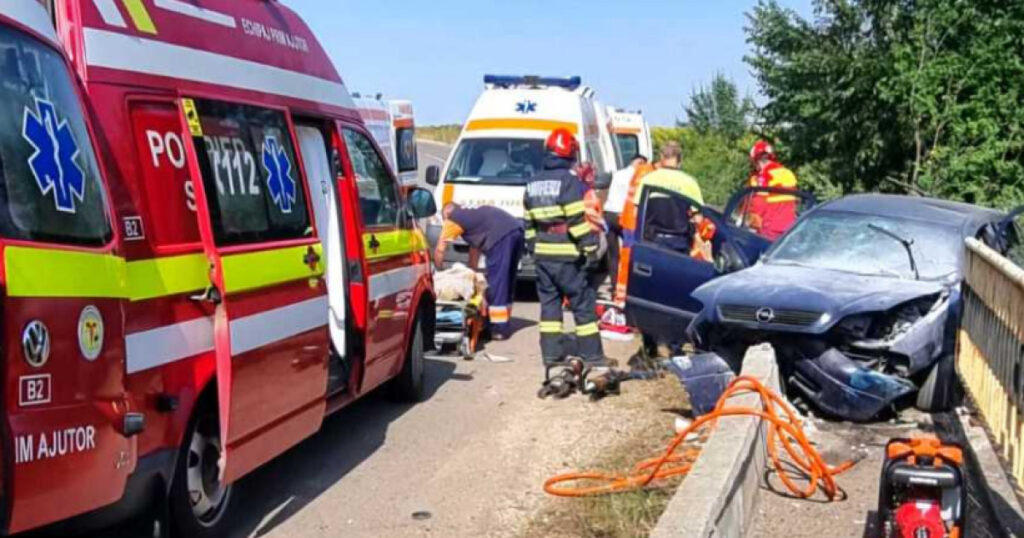 Trei adulți au murit, iar un adolescent este în comă după ce au intrat cu mașina într-un cap de pod