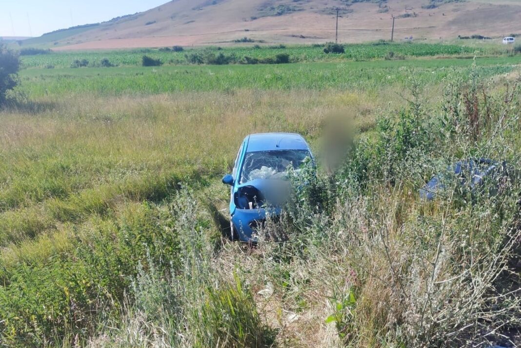 Un șofer a murit după ce mașina a fost lovită de un alt șofer, intrat pe contrasens