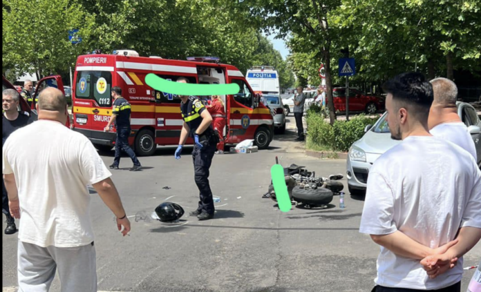 Un motociclist a murit după ce a fost lovit de o mașină într-o intersecție