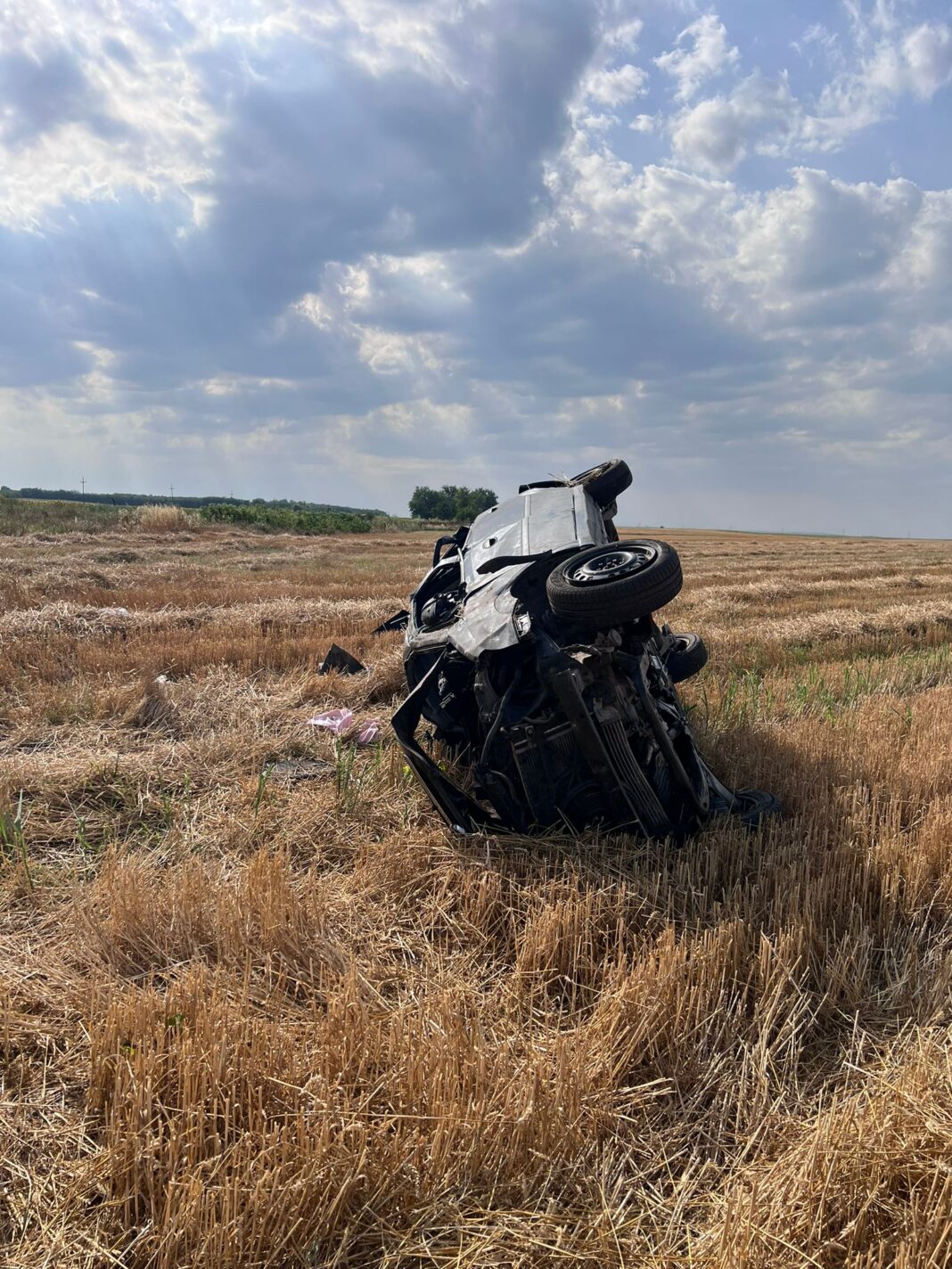 Un bărbat a murit după ce s-a răsturnat cu maşina pe câmp, la Poiana Mare