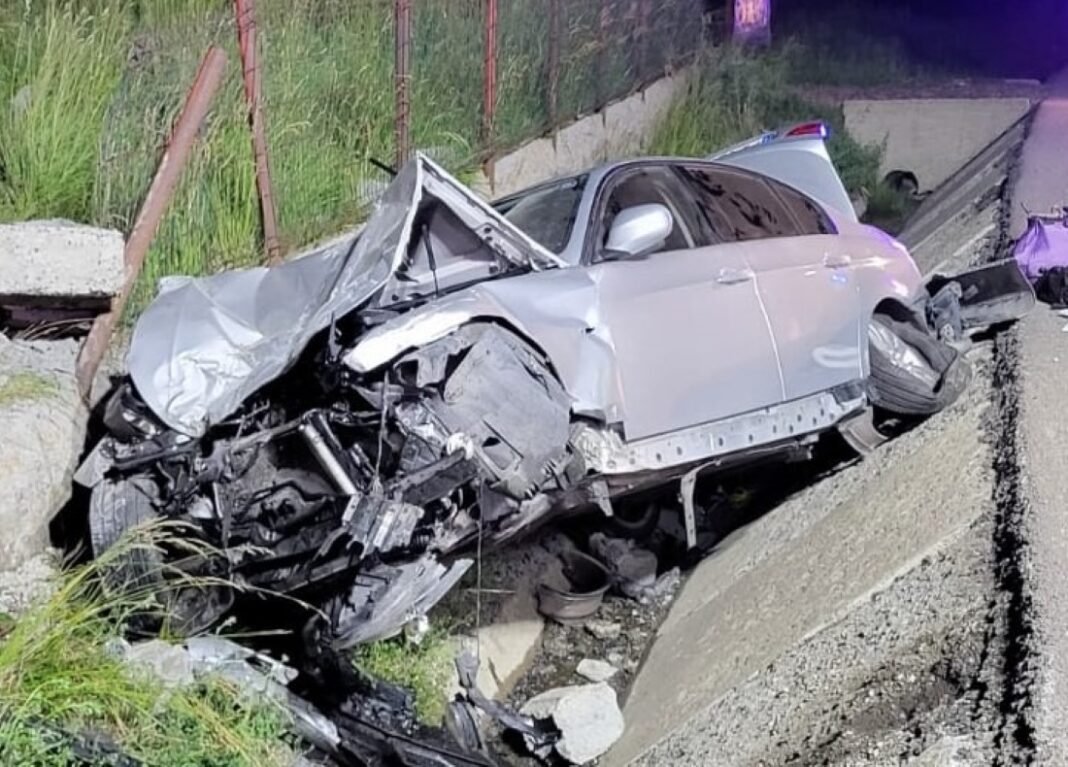 Un mort și doi răniți după ce un șofer a intrat cu mașina într-un podeț