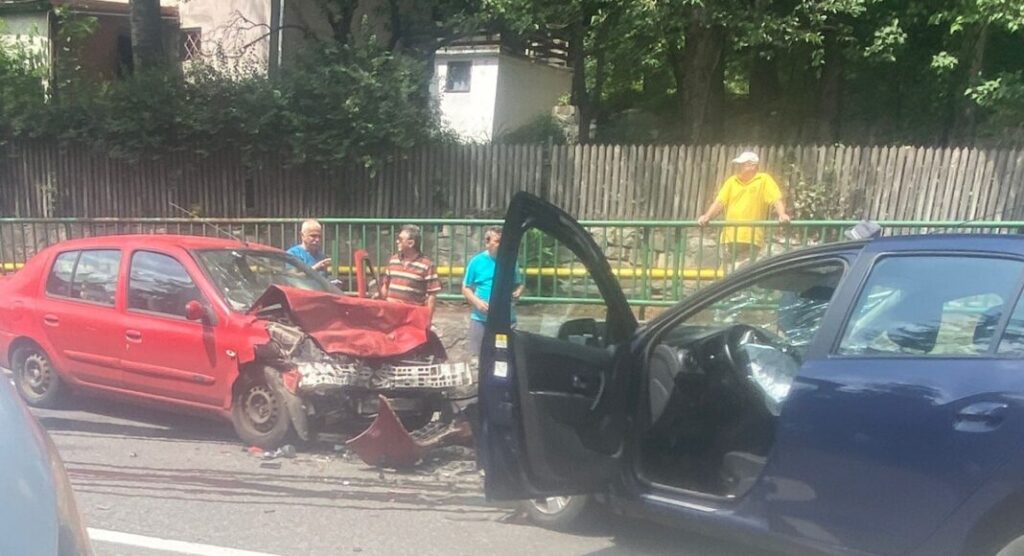 Doi şoferi, răniţi după ce s-au ciocnit cu maşinile