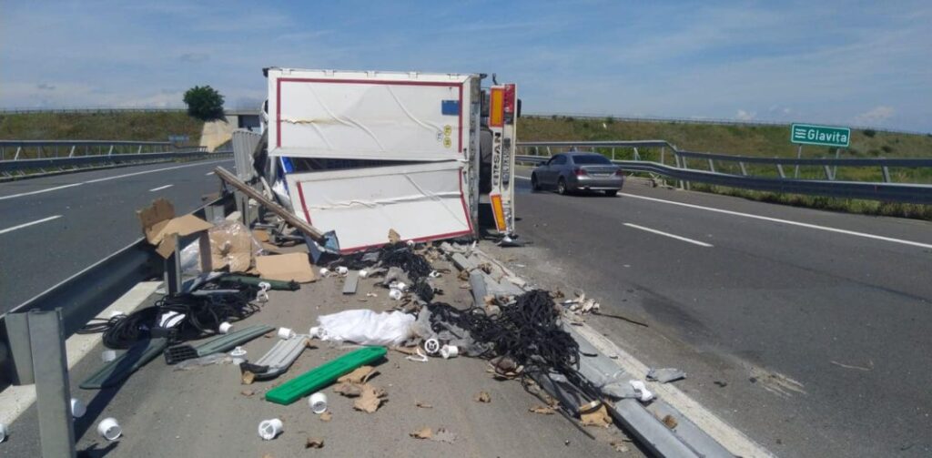Un şofer a murit după ce s-a răsturnat cu TIR-ul