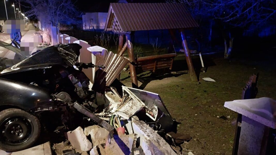 Trei morți și doi răniți după ce o mașină a intrat într-un gard