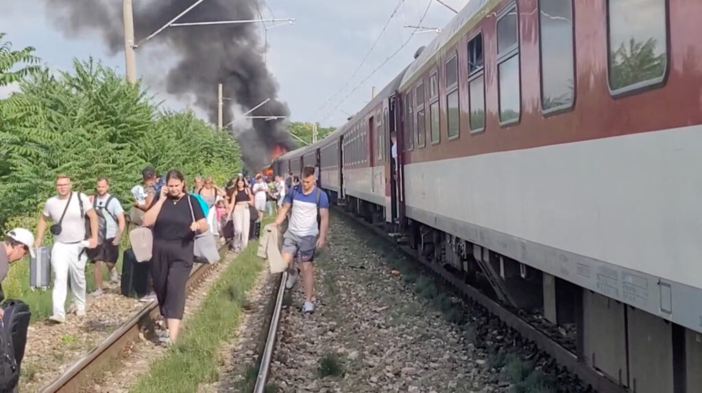 Cinci morți și cinci răniți după ce un autobuz a fost lovit de tren, în Slovacia