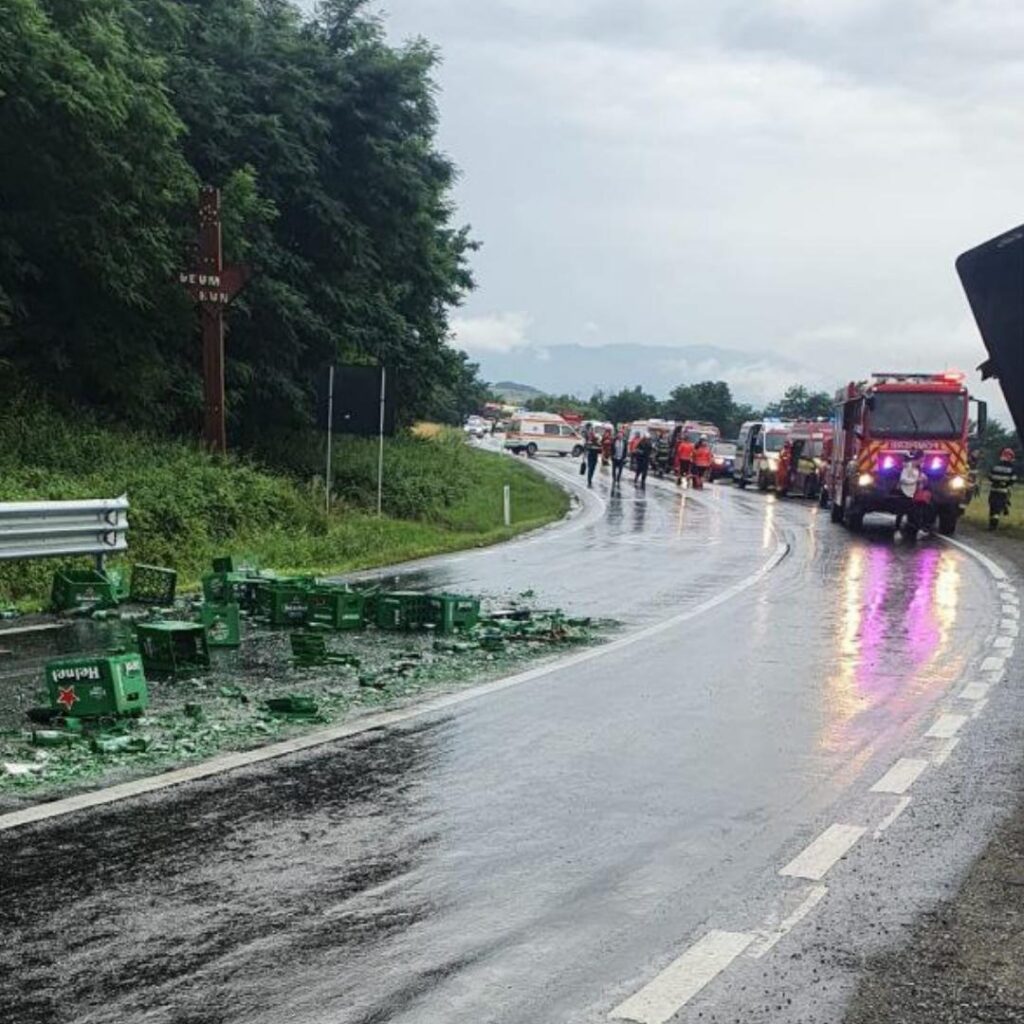 Un autocar cu 54 de persoane a lovit un autocamion pe DN1