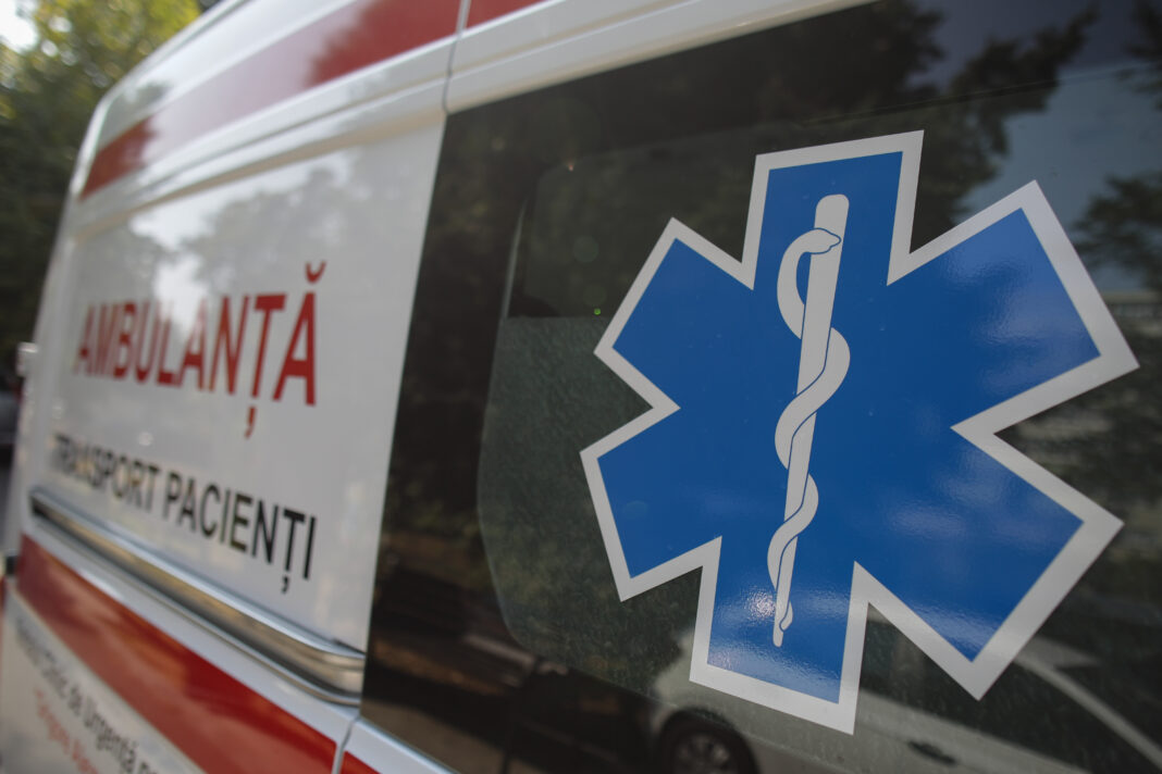Un bărbat s-a aruncat de la etajul 3