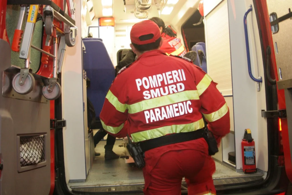 Două fetiţe, la spital după ce au căzut din podul unei case în renovare, prin tavanul de rigips