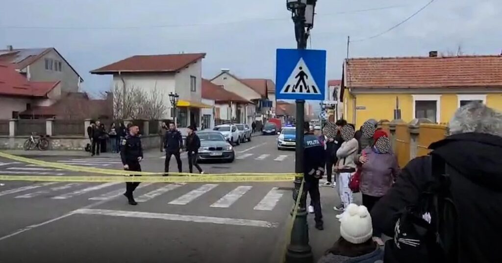 Minorul care şi-a înjunghiat prietena, judecat în stare de arest preventiv