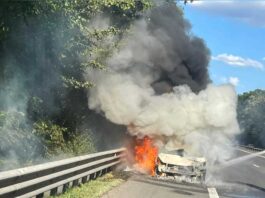 Un autoturism a ars în întregime pe A1