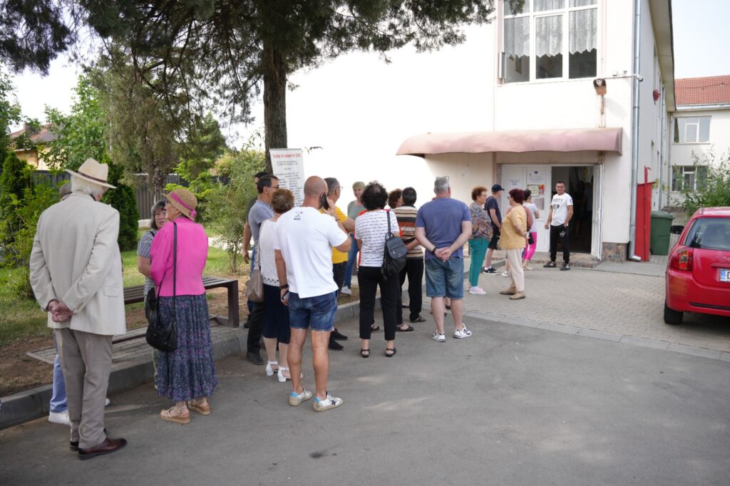 Coadă la secțiile de vot în comunele din apropierea Craiovei, în prima parte a zilei