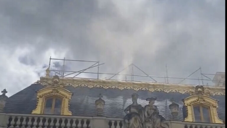Incendiu la Versailles. Vizitatorii au fost evacuaţi
