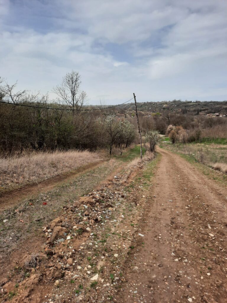 Cum s-a trezit un doljean din comuna Sălcuţa cu un drum pe propriul teren