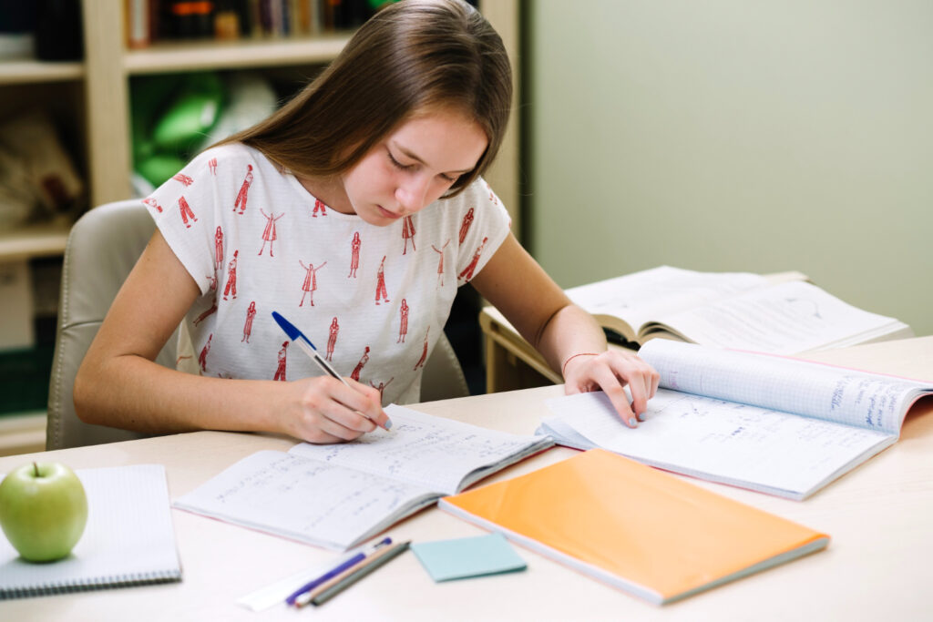 Cum îți ajuți copilul în perioada examenelor. Sfaturile psihologului