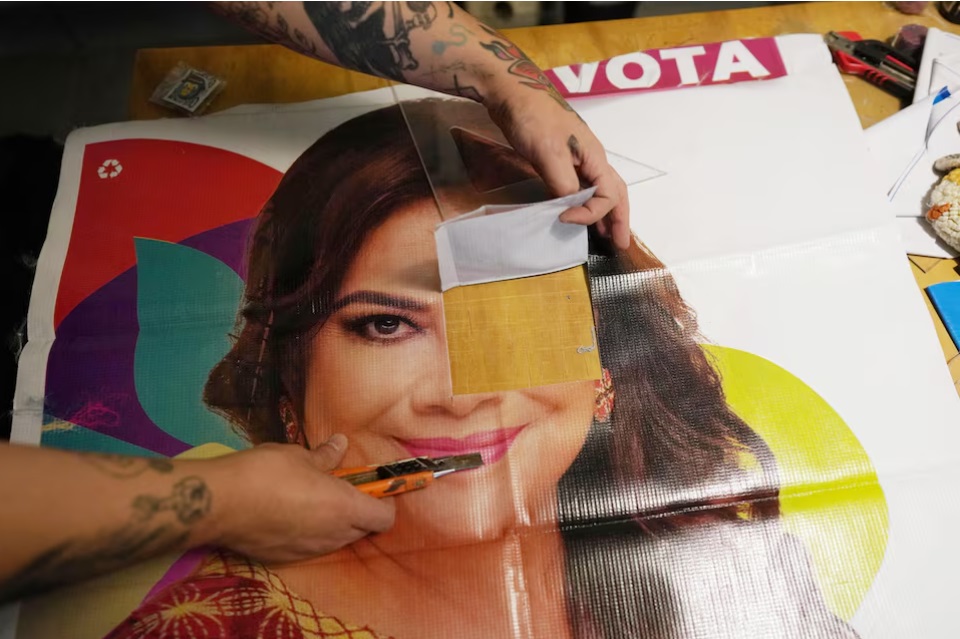 Creatorul de modă mexican Camilo Morales folosește gunoiul electoral pentru a produce genți și haine în studioul său din Mexico City