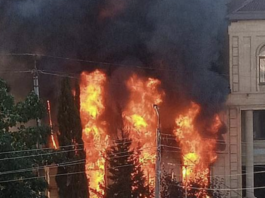 Oameni înarmați au atacat o sinagogă și o biserică, care au fost apoi incendiate