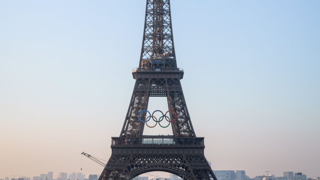 (VIDEO) Cercurile olimpice, instalate pe Turnul Eiffel pentru Jocurile Olimpice 2024