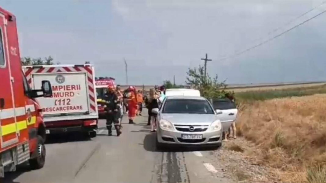 Accident grav cu cinci maşini, în care au fost implicate 18 persoane