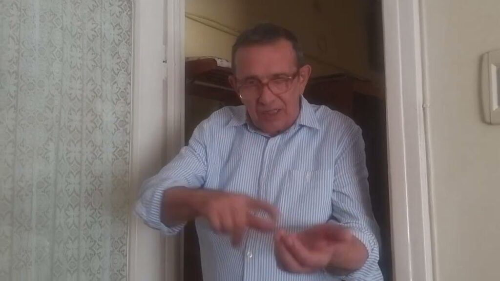 Într-un bloc din buricul Craiovei duhneşte a hoit. Mirosul greu vine dintr-un apartament transformat de proprietari în groapă de gunoi