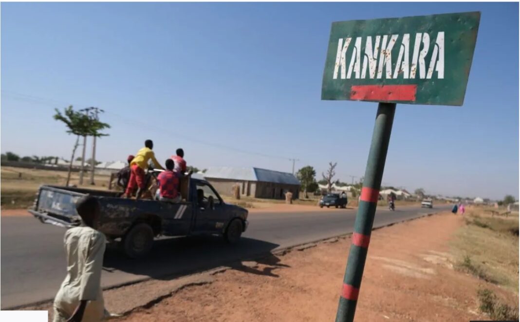 Un grup de motocicliști înarmați au ucis peste 50 de oameni