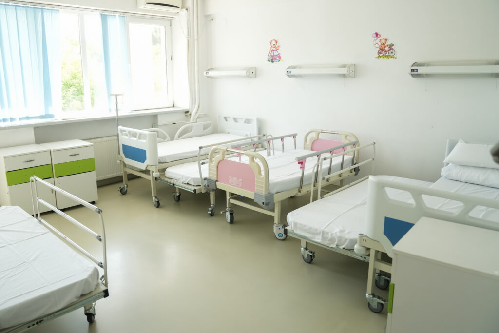 Donaţie de 25 de paturi noi pentru copil şi însoţitor, la Spitalul Filantropia Craiova