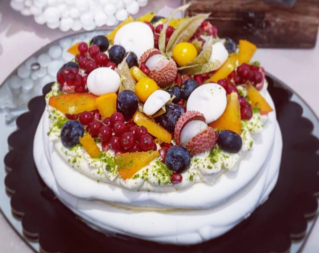 Creat în onoarea balerinei de origine rusă Anna Pavlova, acest desert are o bază crocantă la exterior și un interior aerat. Combinat cu o cremă pufoasă