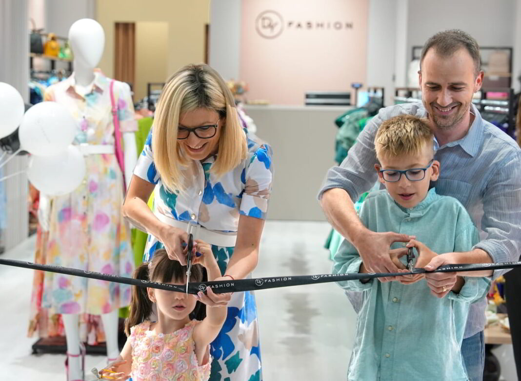 Brandul românesc DY Fashion se extinde în offline și lansează primul său concept store în Craiova, cu o investiție de 60K euro. Pentru 2024, compania estimează o CA de 4.5M euro Brandul românesc DY Fashion se extinde în offline și lansează primul său concept store în Craiova, cu o investiție de 60K euro. Pentru 2024, compania estimează o CA de 4.5M euro