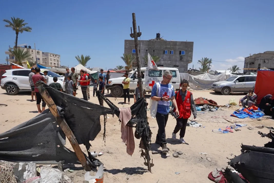 Cel puțin 22 de persoane care au căutat adăpost în jurul complexului Crucii Roșii din Gaza au fost ucise de un bombardament