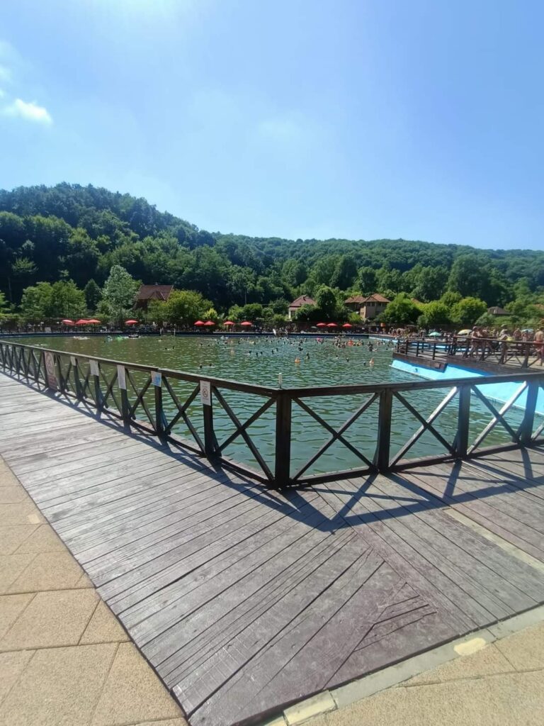 Stațiunea de la Săcelu îi așteaptă pe turiști în week-end cu o taxă de intrare de 35 de lei