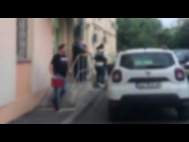 (VIDEO) Un bărbat din Craiova și fiii săi, arestați după ce au făcut scandal