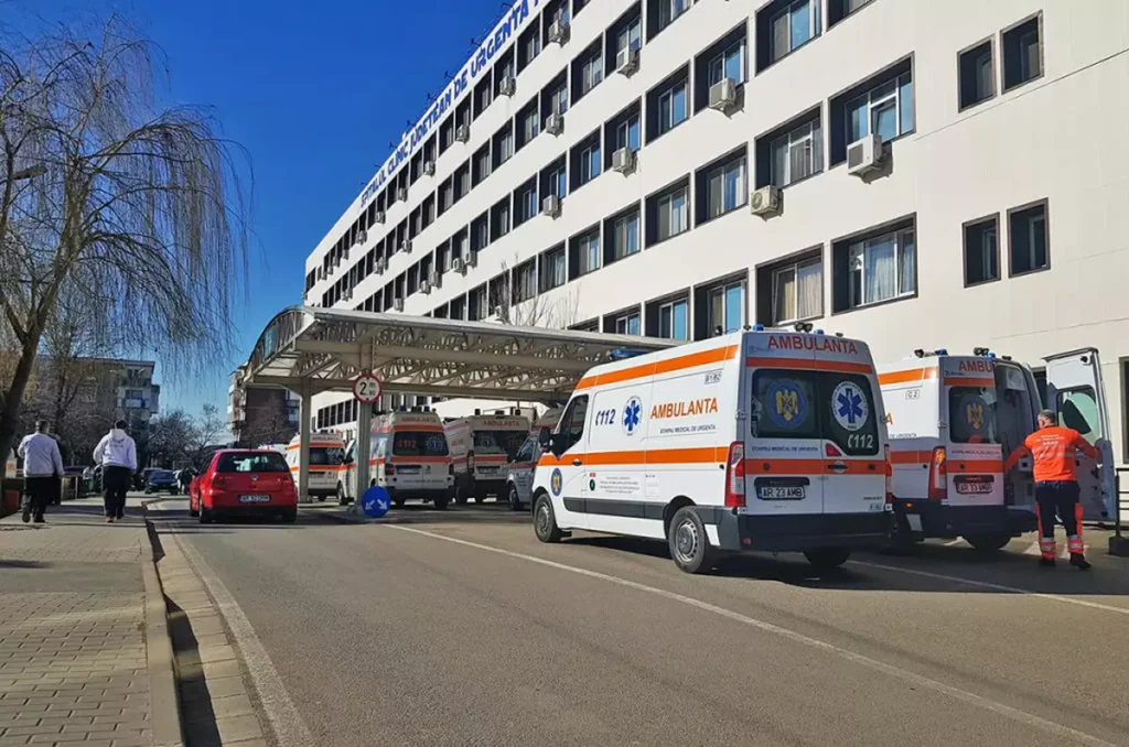 Brancardier prins când pleca din spital cu medicamente şi materiale medicale