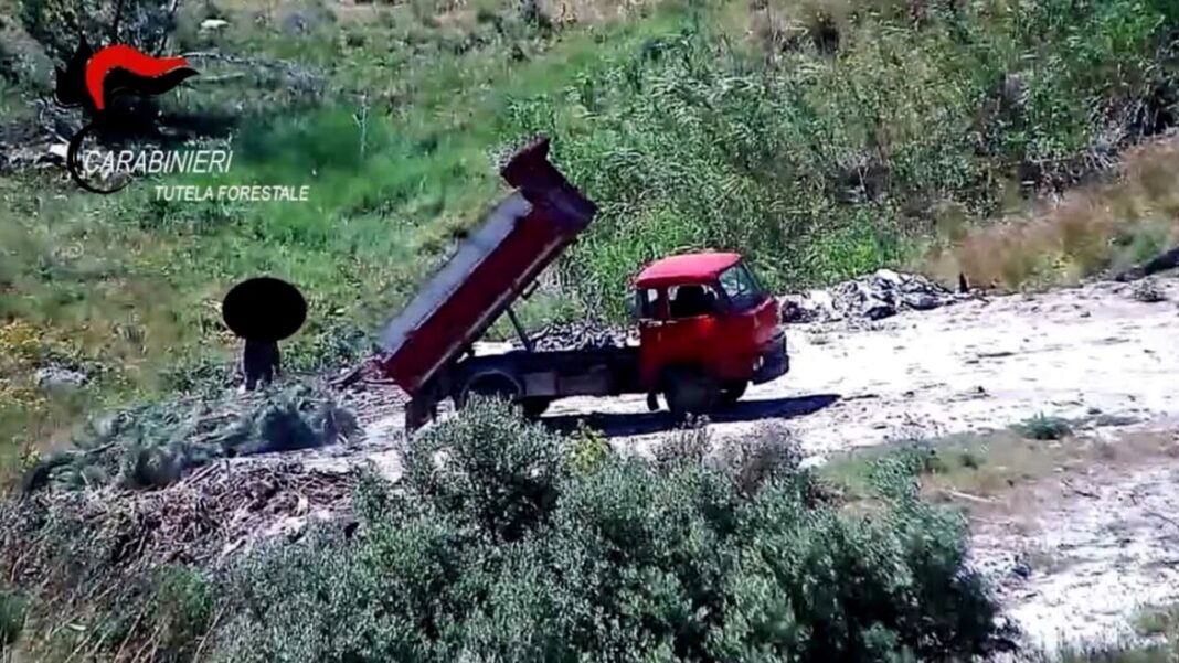 Italia: Români prinși după ce au ars deșeuri speciale într-un depozit ilegal 