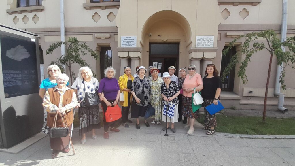 Craiova: Vârstnicii din cadrul Centrului social „Sfinții Cosma și Damian” s-au bucurat de o serie de activităţi culturale