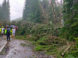 Zeci de mașini, blocate pe Transalpina din cauza unei furtuni violente