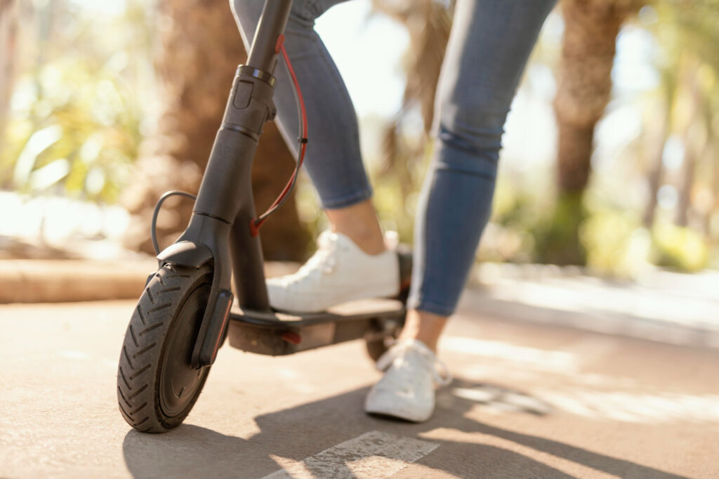 Pericolul trotinetelor persistă în parcul Romanescu: O femeie s-a ales cu piciorul rupt