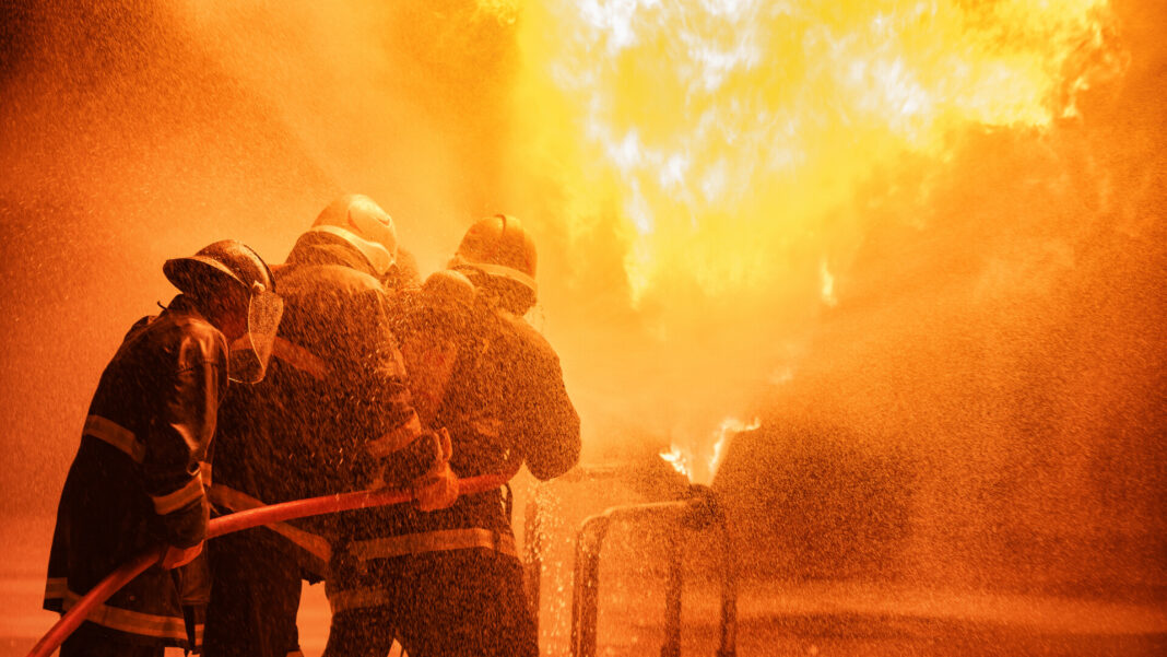 Incendiu puternic izbucnit la mai multe locuințe învecinate