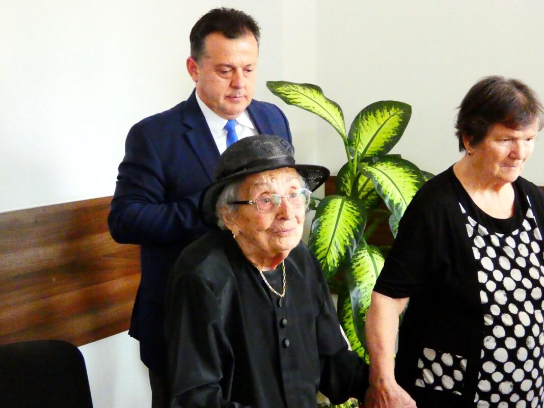 Elena Dinescu, însoțită de doi nepoți, a fost sărbătorită, după tradiția locală, de către administrația publică