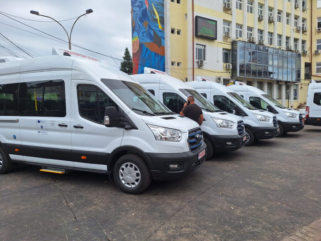 Alte patru microbuze electrice pentru școlarii din Dolj
