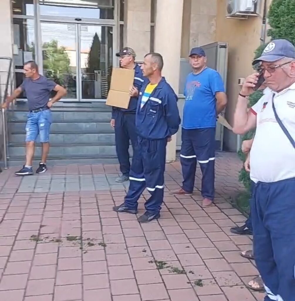 A treia zi de proteste la sediul CEO