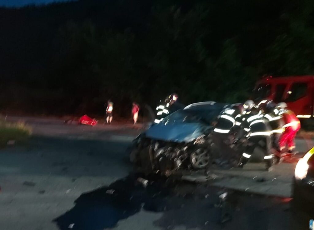 Un șofer a murit după ce mașina pe care o conducea s-a lovit de un autotren