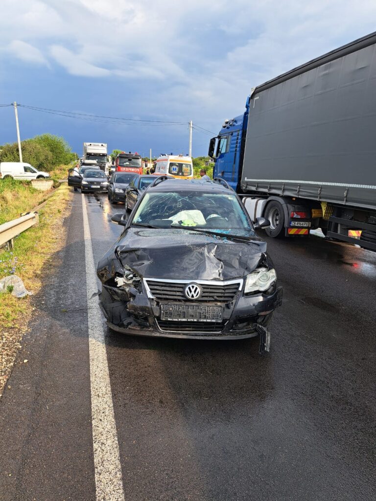 Doi șoferi, blocați între fiarele mașinilor după un accident cu 5 persoane implicate