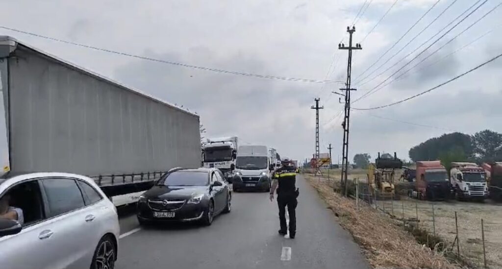 Polițiștii dirijează traficul din zona Podului de la Calafat