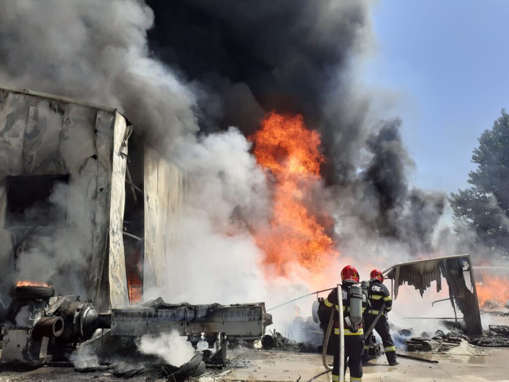 Vâlcea: Incendiu la un depozit din Stupărei