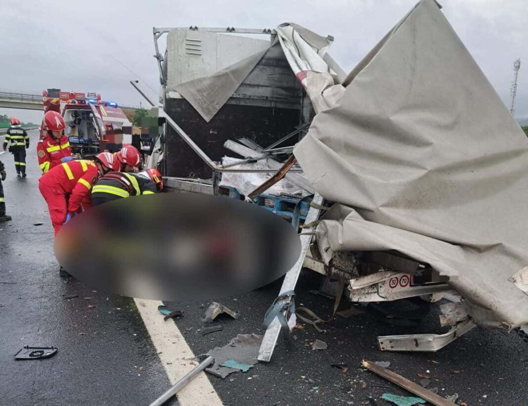Şofer accidentat mortal de un camion după ce a oprit pe banda de urgenţă şi a coborât din maşină