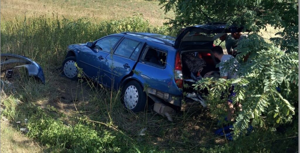 Un tânăr a murit și trei adolescenți au fost răniți într-un accident între un camion și două mașini