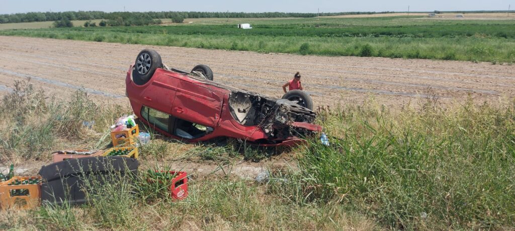 O șoferiță s-a răsturnat cu mașina, la Rojiște, după ce a intrat pe contrasens și s-a ciocnit cu două autoturisme