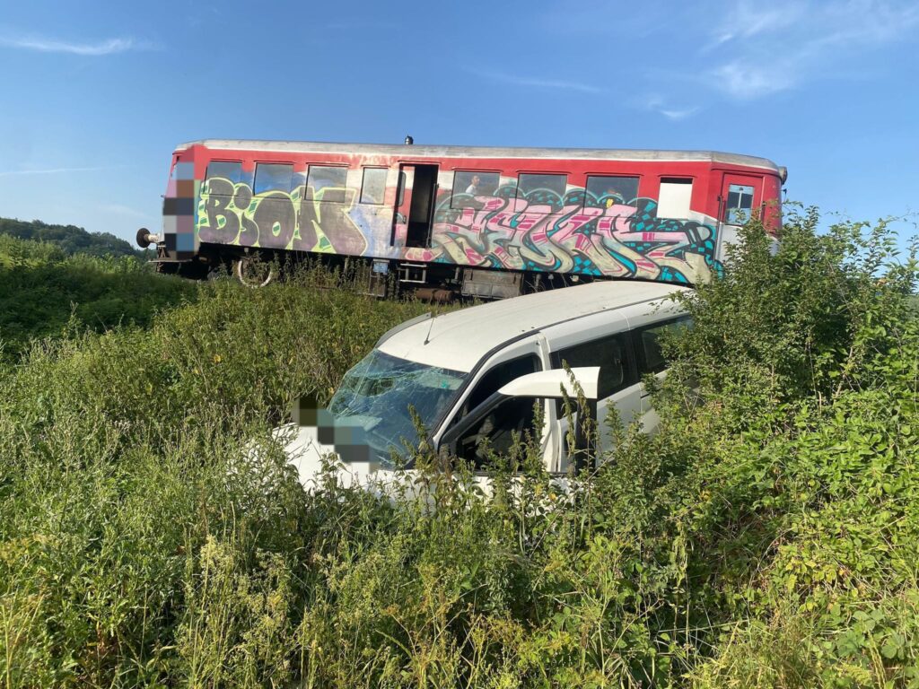 Autoturism lovit de un tren personal
