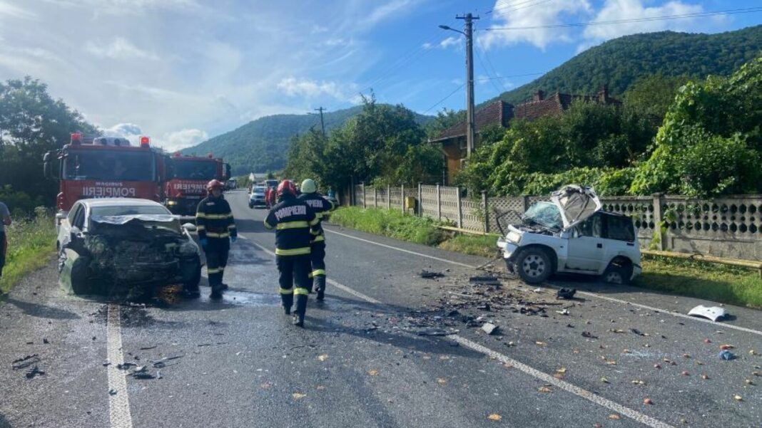 Trei răniţi într-un accident provocat de un tânăr care a consumat alcool şi droguri şi avea permisul anulat