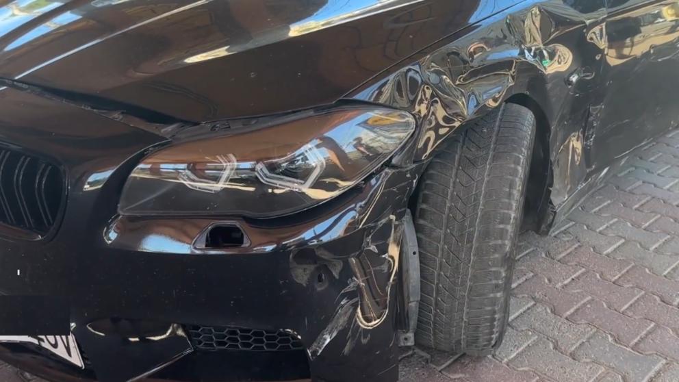 (VIDEO) Maşină de poliție, în care se aflau deținuți, lovită de un BMW